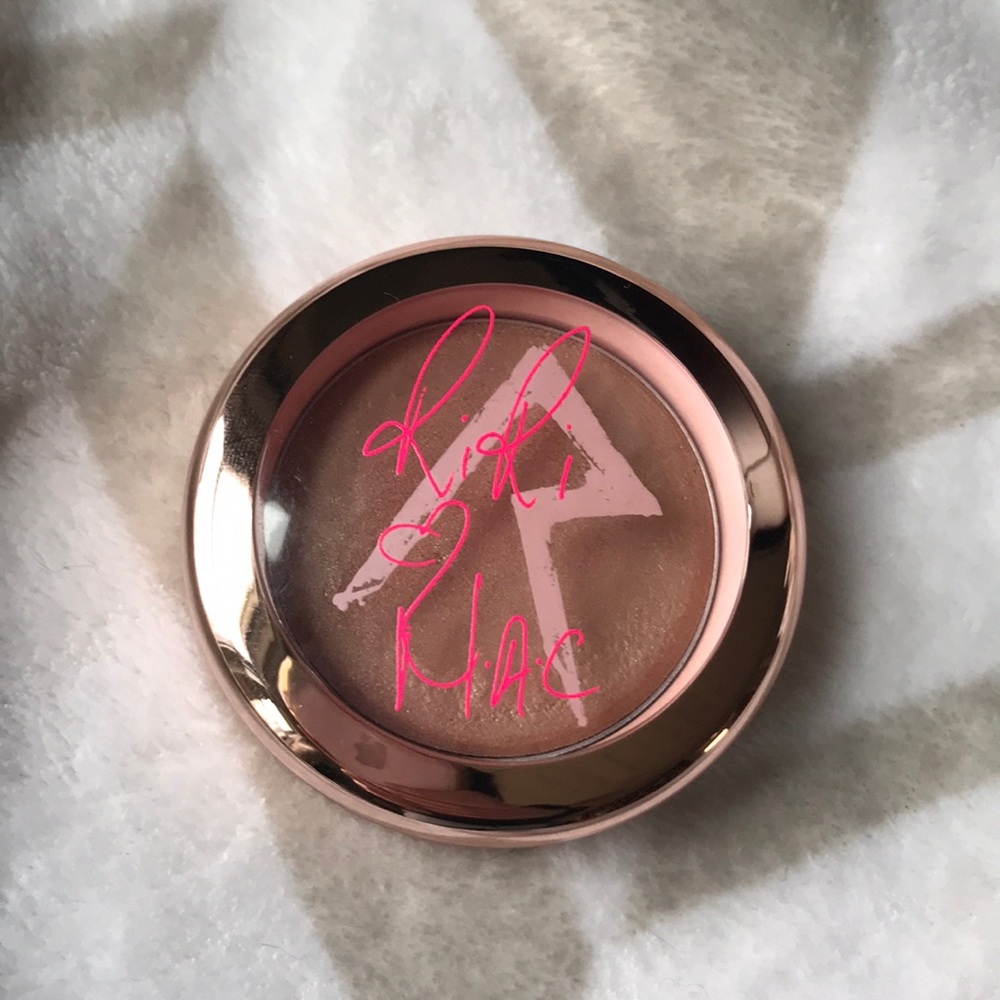 MAC x RiRi LE cream color base in DIAMONDS